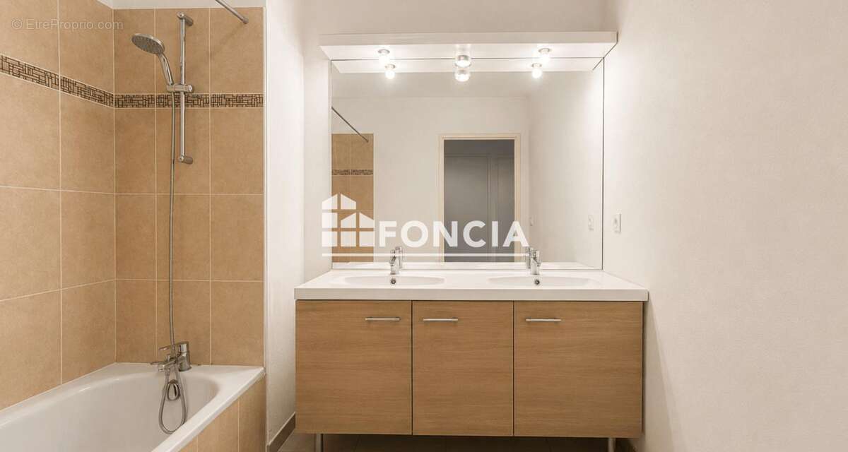 Appartement à SAINT-LAURENT-DU-VAR