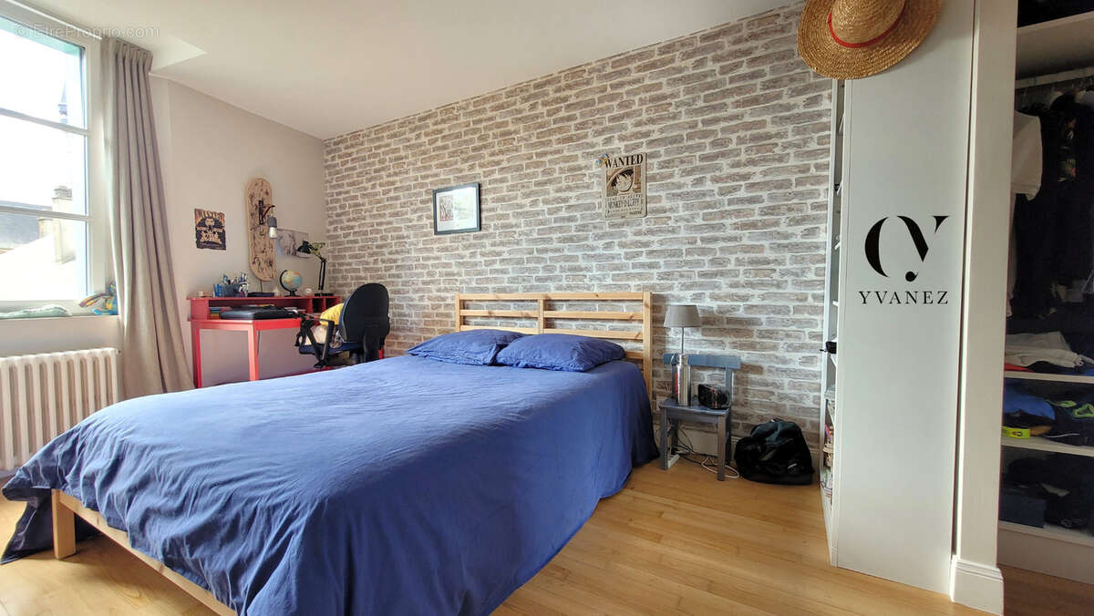 Prestigieuse maison de ville avec 4 chambres, cour, cave, garage et dépendance aménagée. - photo 21