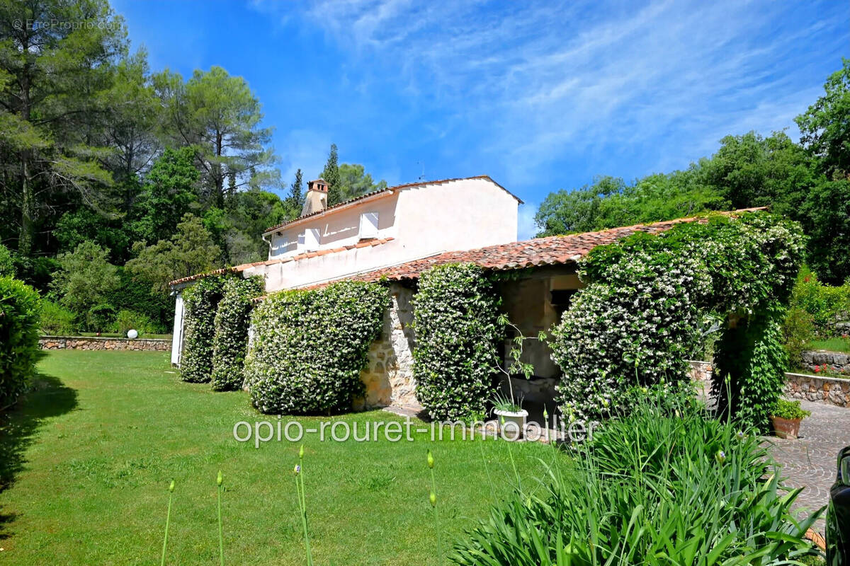 Maison à CHATEAUNEUF-GRASSE