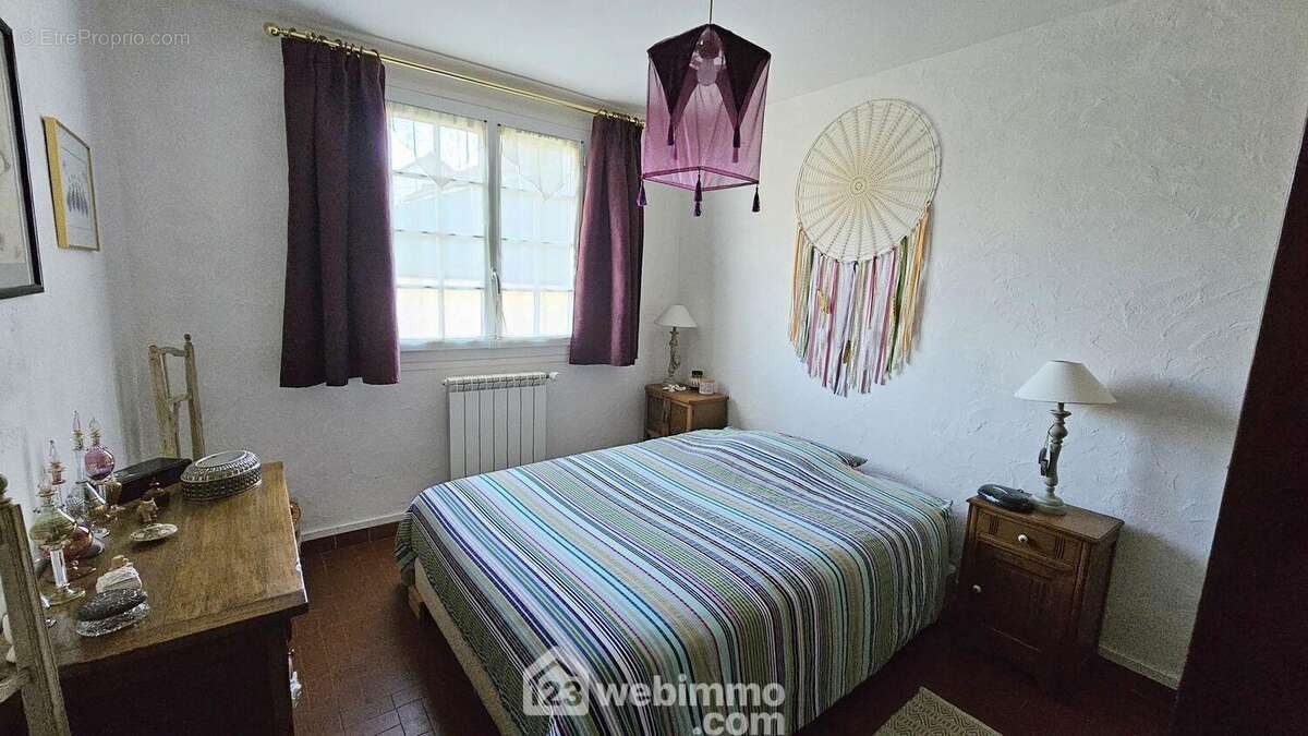 Une seconde chambre de 10 m² très lumineuse.