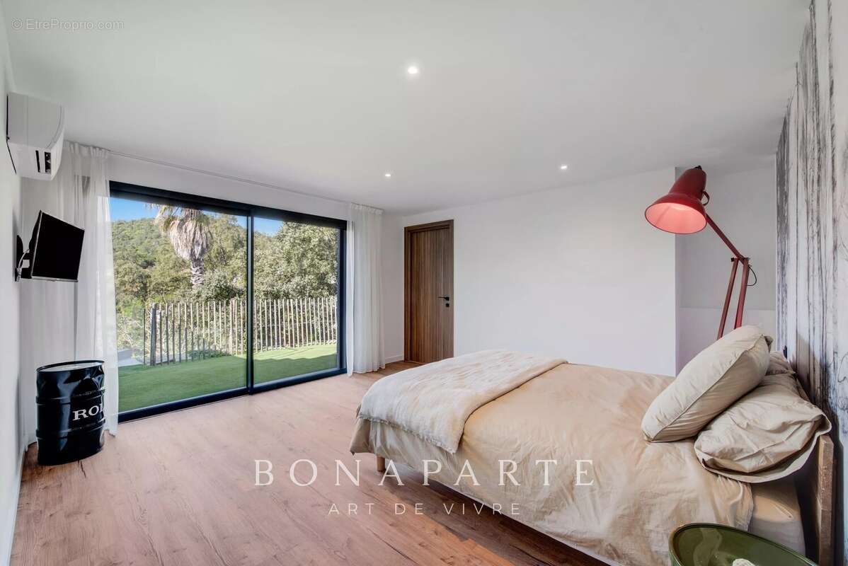 LES ISSAMBRES : Villa contemporaine d’exception – 257 m² habitables – Vue mer panoramique - photo 13