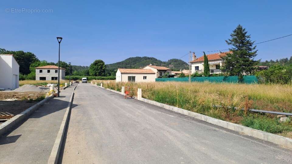 Terrain 402 m² à Laragne-Monteglin  - photo 2