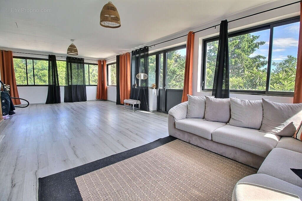 EXCLUSIVITÉ - Maison de 240m² entièrement rénovée avec piscine, véranda et 5 suites - photo 15