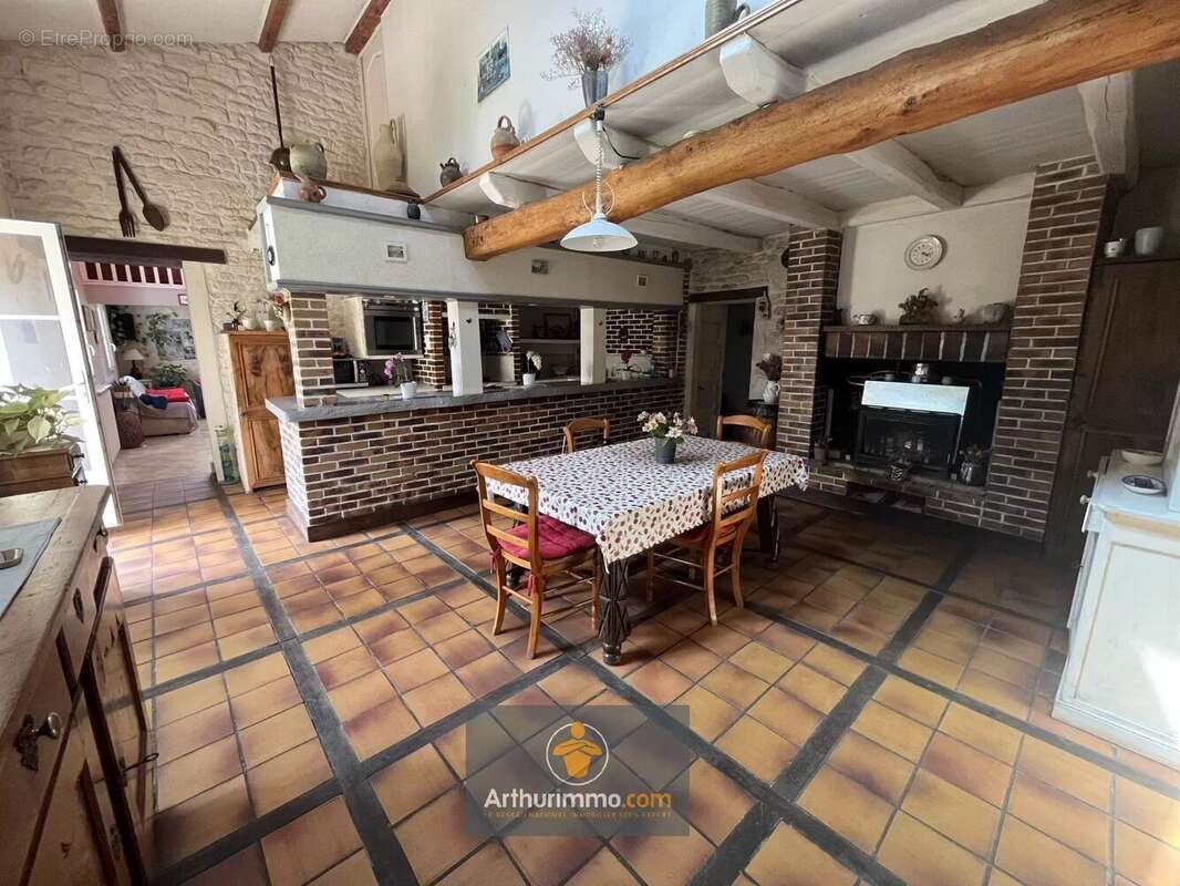 Maison à SAINT-CYR-DU-DORET