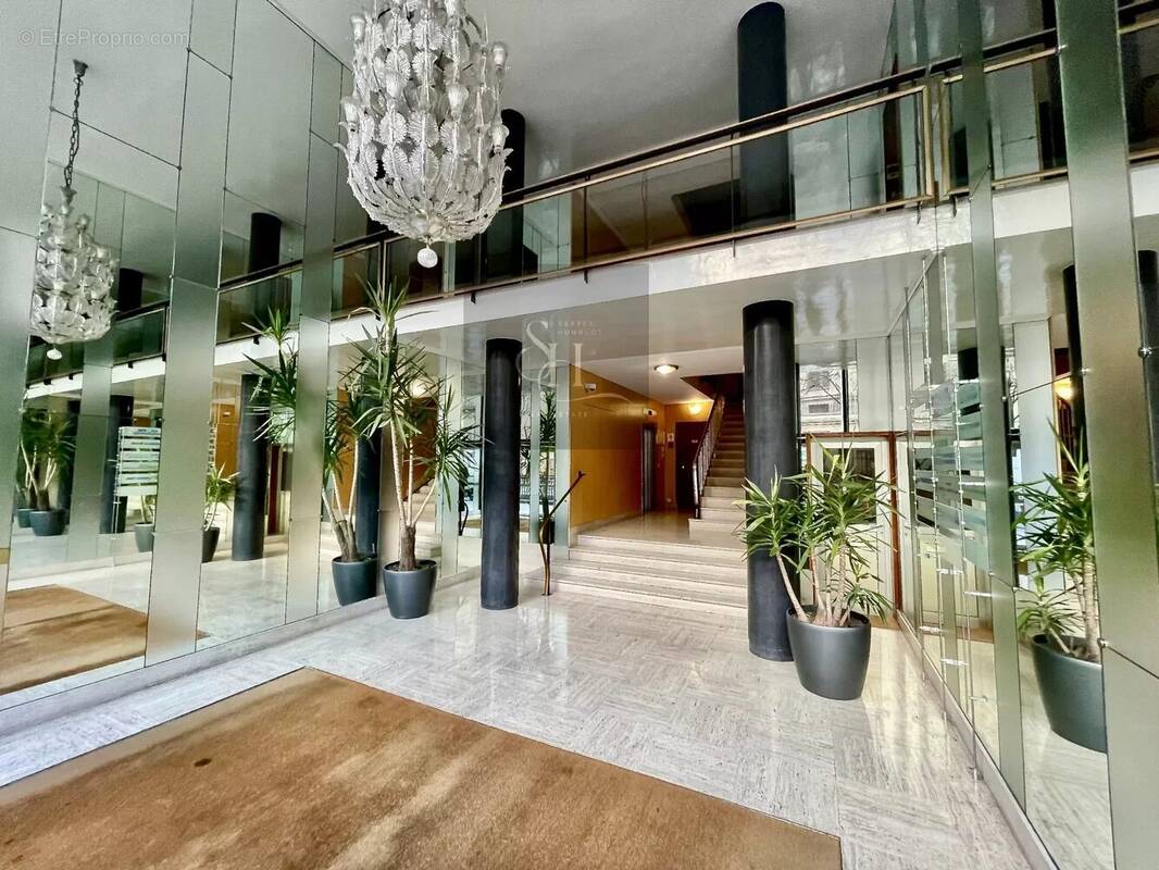 Appartement à PARIS-16E