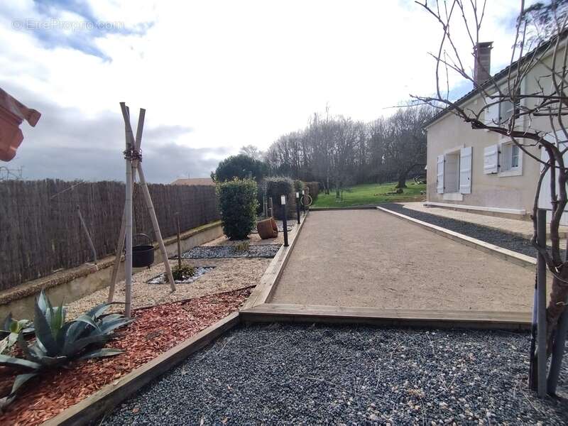 Charente, exceptionnelle ! A 10mn de La Rochefoucauld, maison 206 m², pièce de vie 70 m², grange, terrain clos 3602m² - photo 4