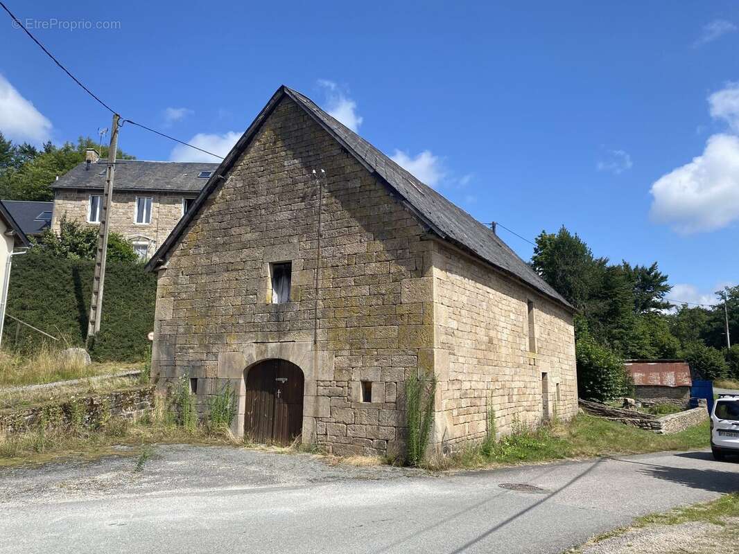 Terrain à PEROLS-SUR-VEZERE