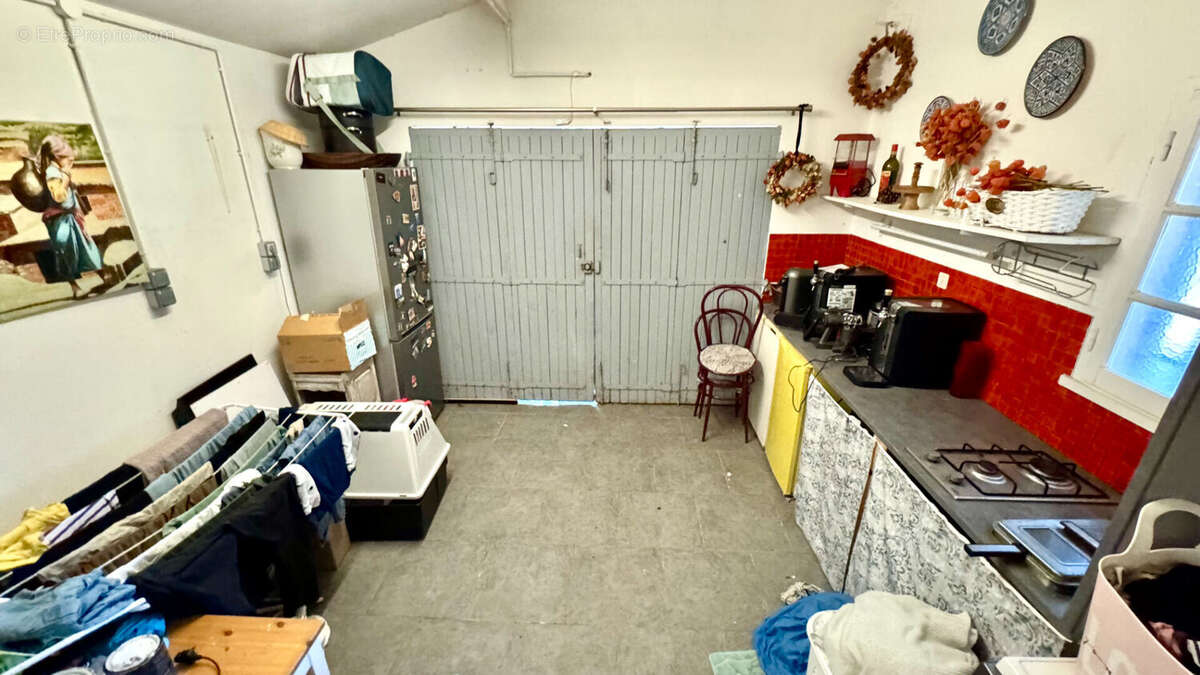 Maison à ENTRAIGUES-SUR-LA-SORGUE