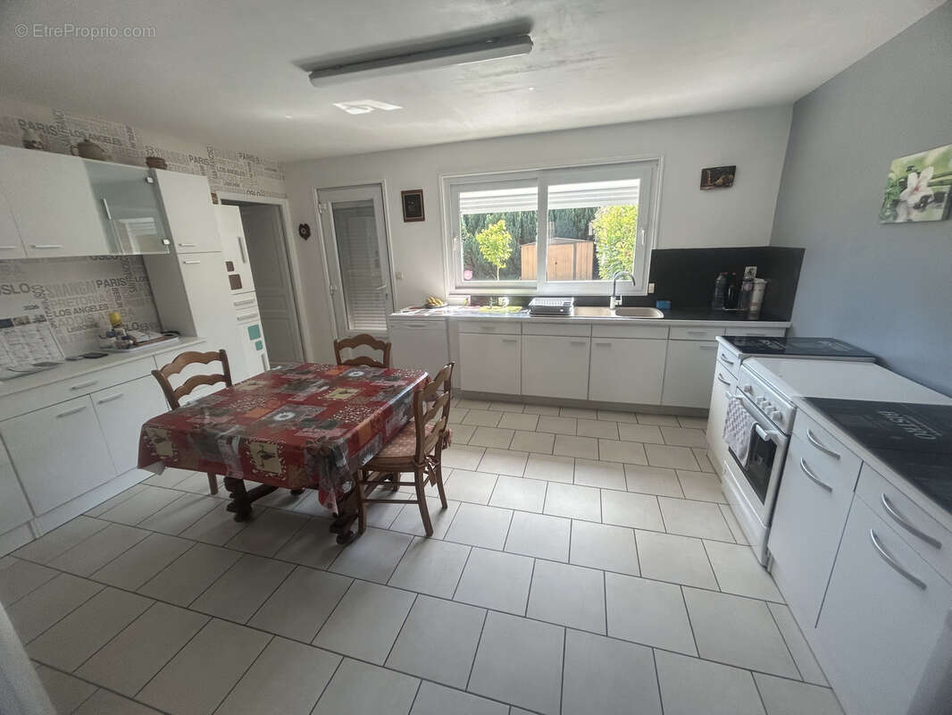 Semi individuelle rénovée développant 92,22m2 et bâtie sur 330m2. - photo 5