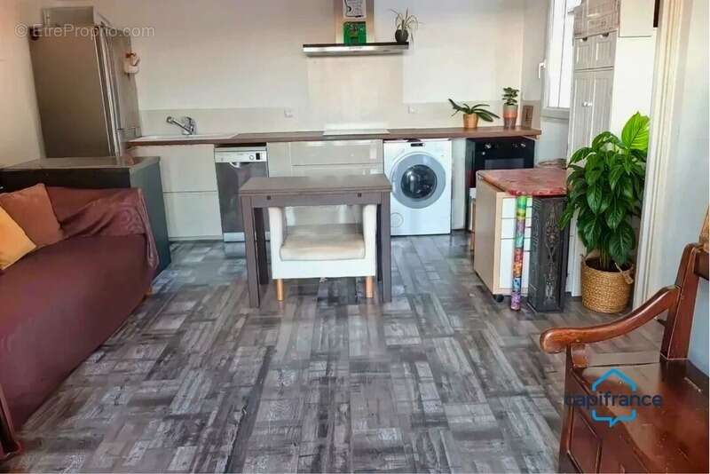 Maison à VIC-LA-GARDIOLE