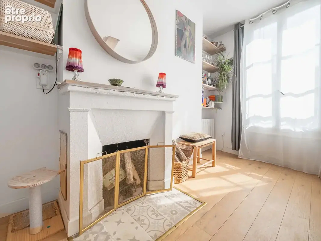 Comme une petite maison sous les toits  Triplex de caractère avec cheminée - photo 2