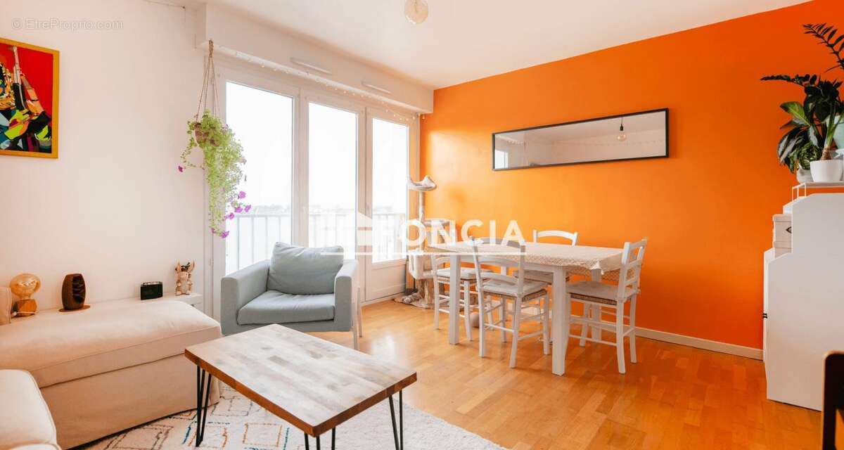 Appartement à LA CHAPELLE-SAINT-MESMIN