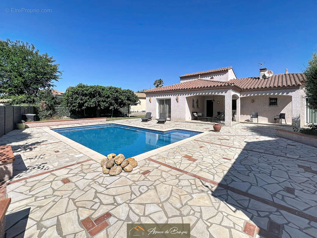 - villa 4 faces 148 m2 hbts  sur 1000 m2 de terrain -t2 independants 21 m2 - 2 garages 36 et 26 m2 - photo 3