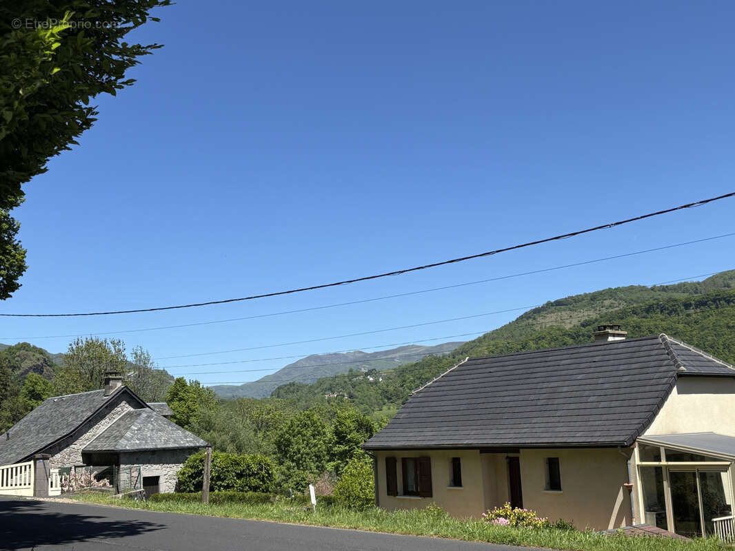 Maison à VIC-SUR-CERE