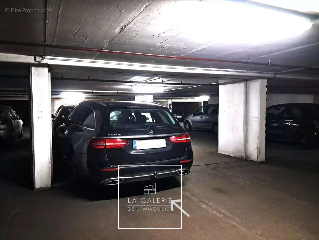 Parking à PARIS-16E