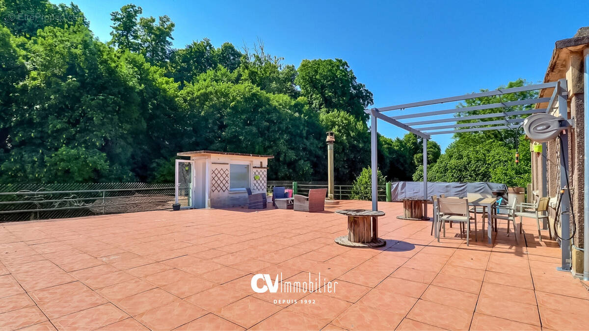 Appartement à SAINT-ETIENNE-DU-VAUVRAY