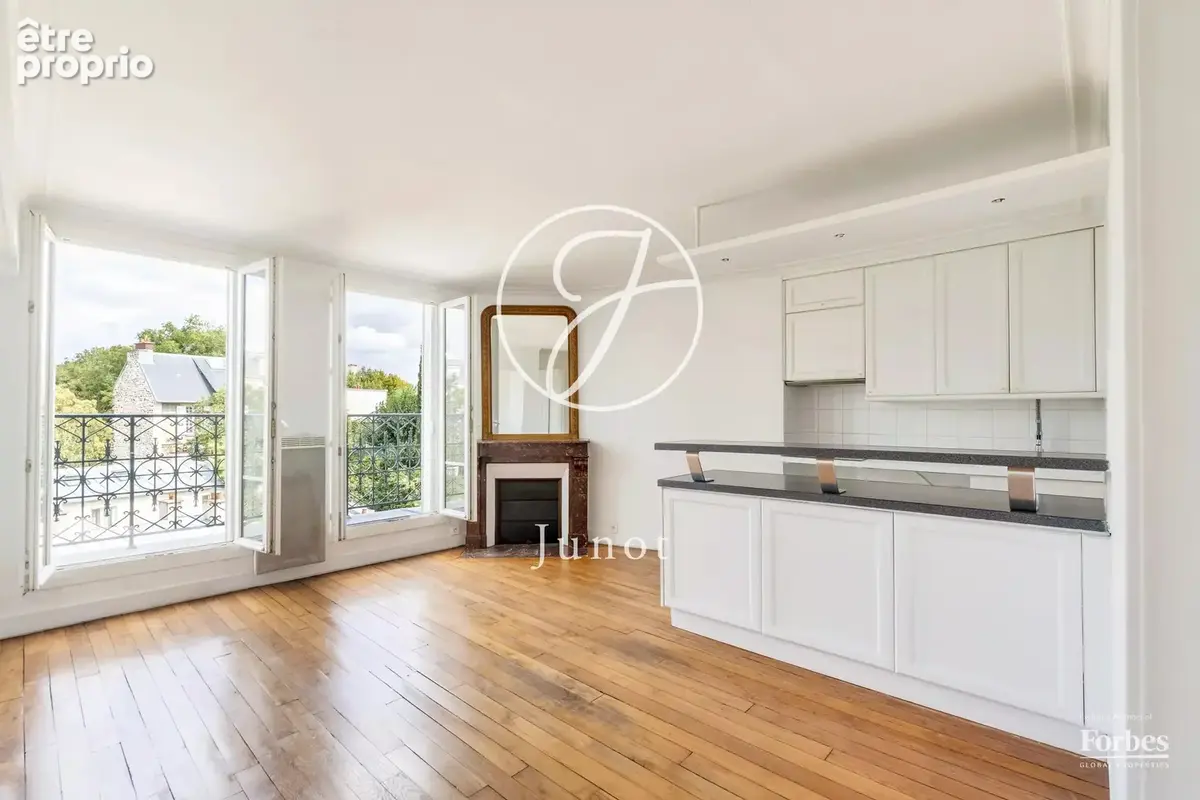 Paris 18e - MONTMARTRE / HAUT LEPIC - 2 pièces - 42,85m² Carrez - Balcon 4,37m² - Vues dégagées - photo 3