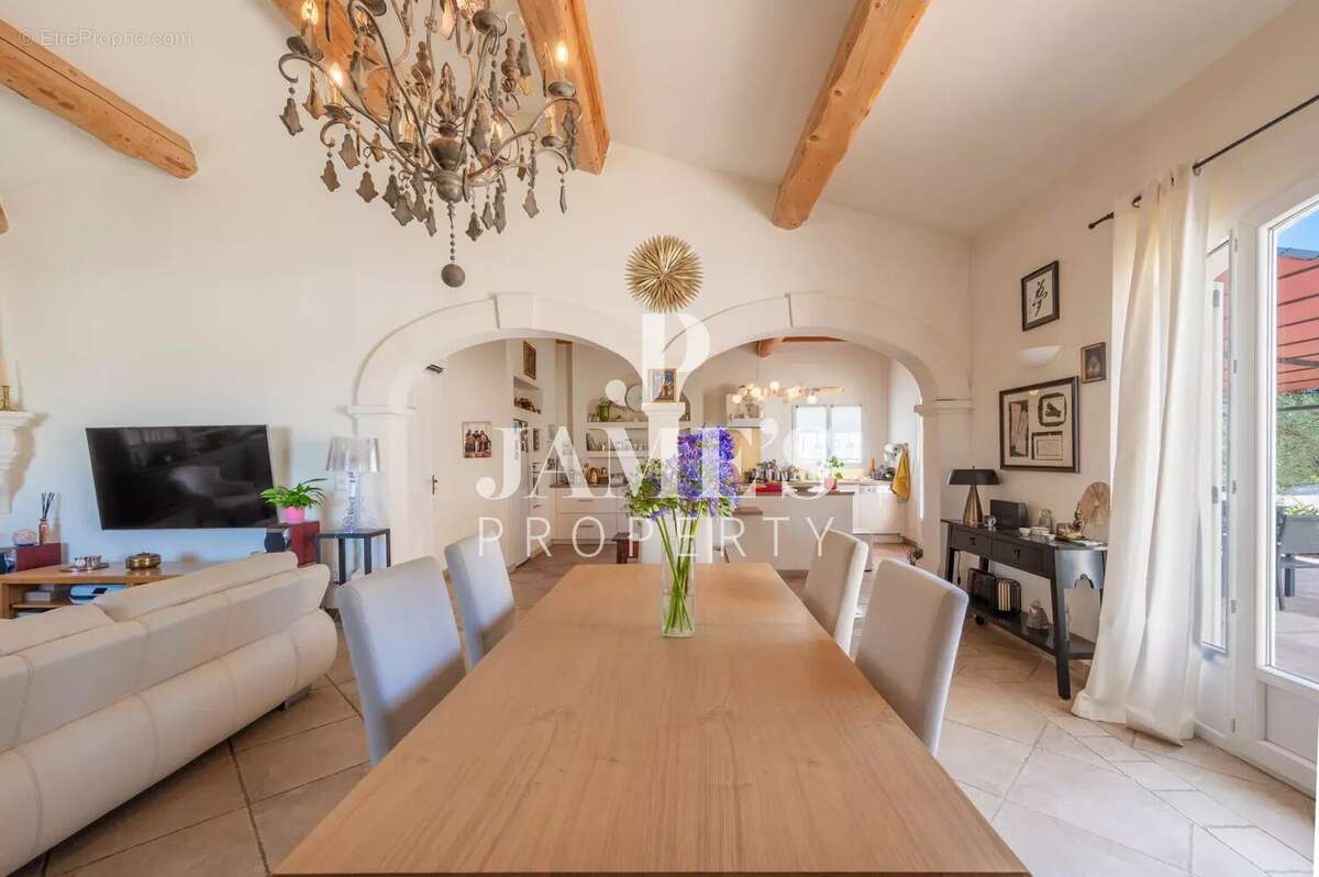 Maison à FONTVIEILLE