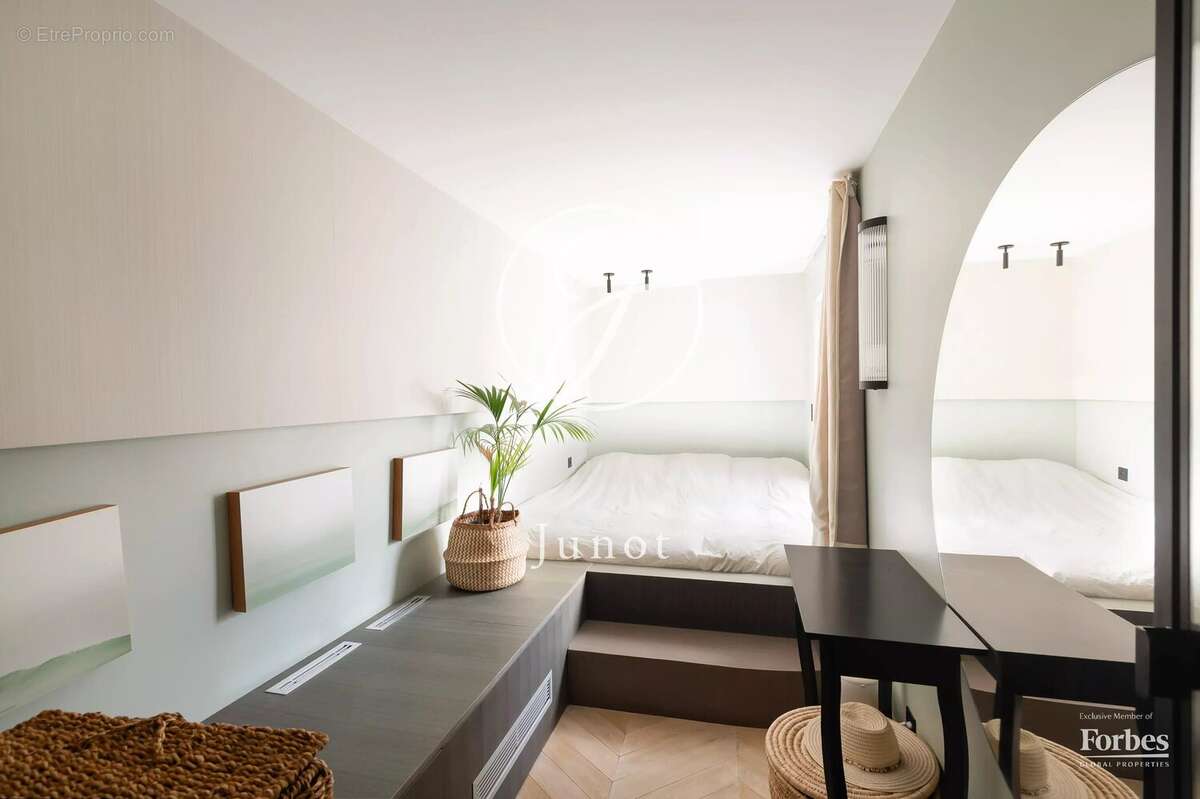 Appartement à PARIS-1E
