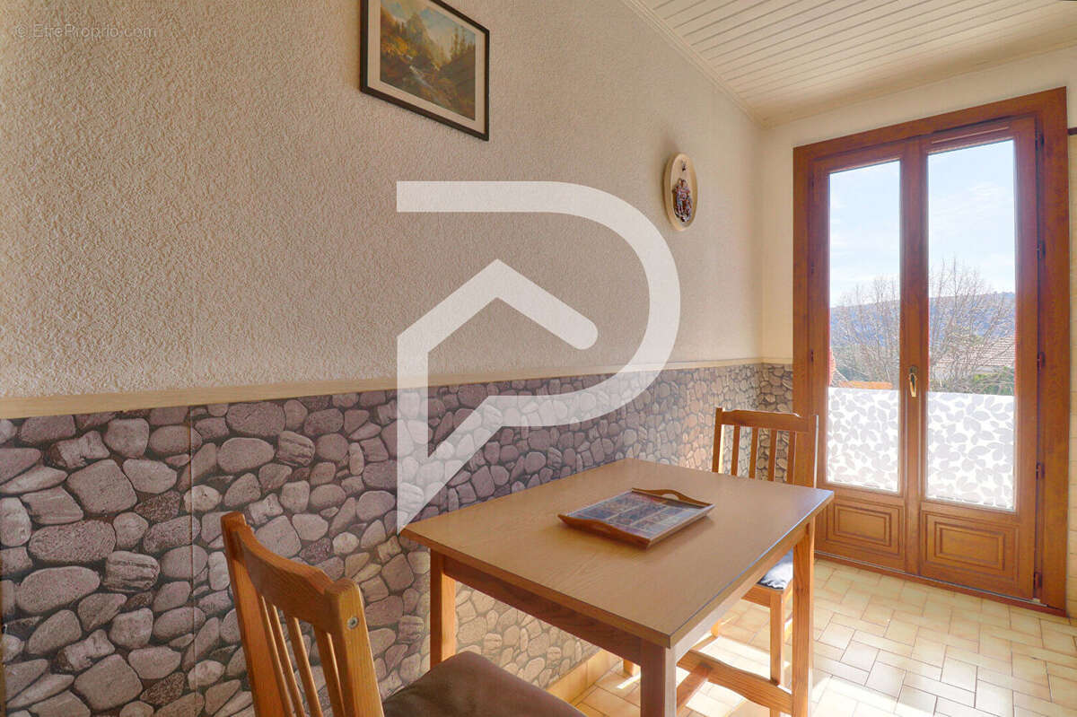 Appartement à GREOUX-LES-BAINS