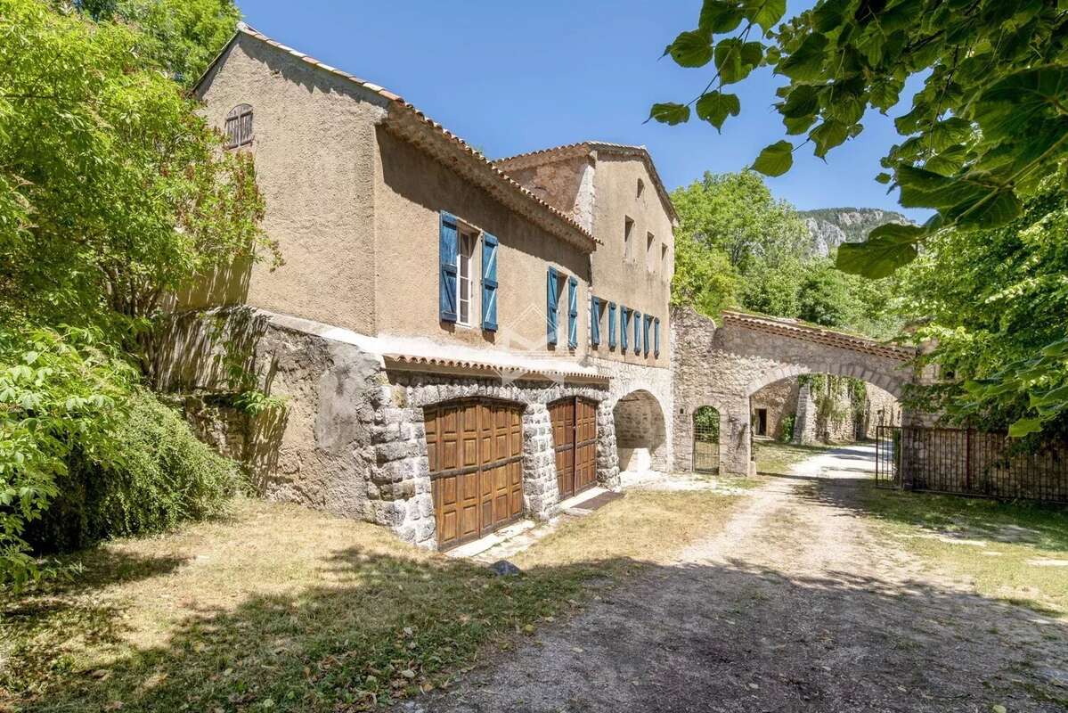 Exclusivité. Château du XVIe siècle – Domaine d'exception de 18 hectares au cœur de l'arrière-pays grassois - photo 3