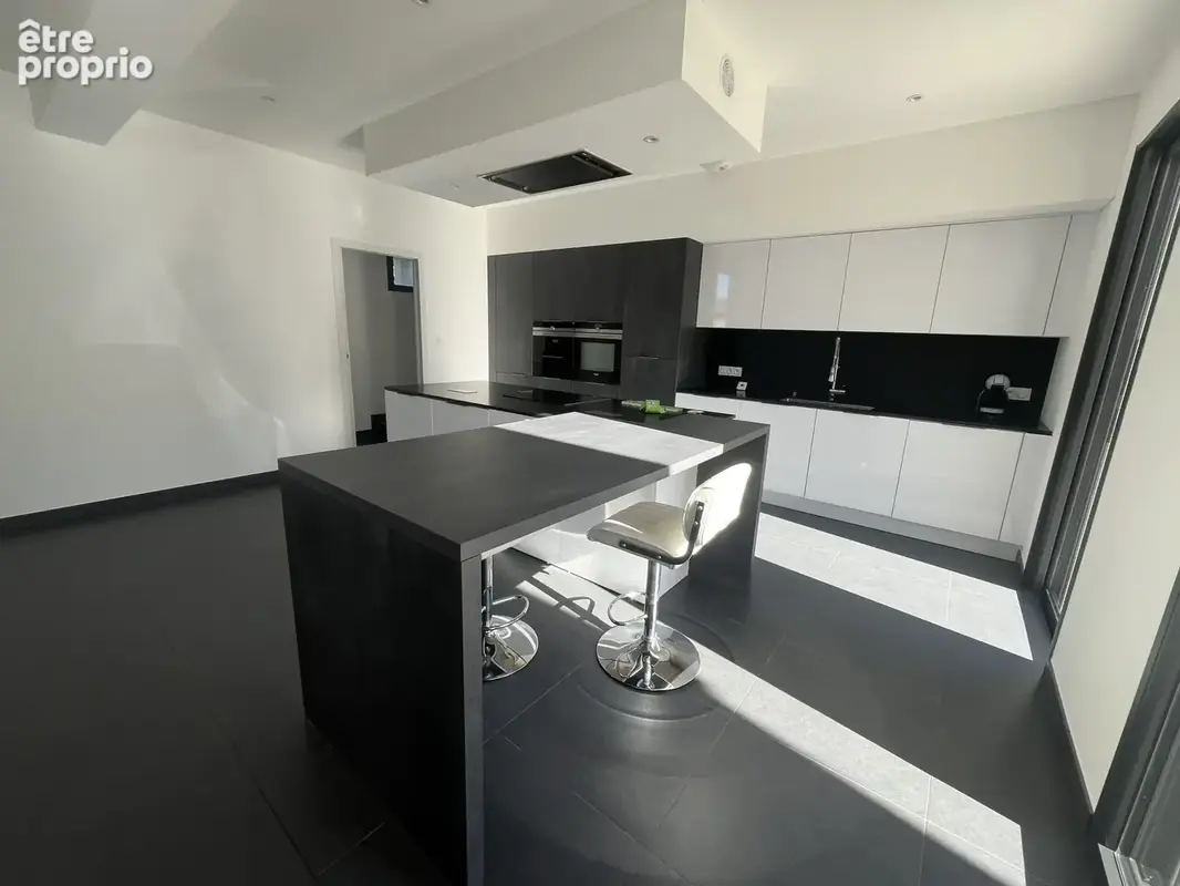 Maison contemporaine de 200 m2 avec 5 chambres et salles d’eau privatives, à 10 minutes de Vannes - photo 4