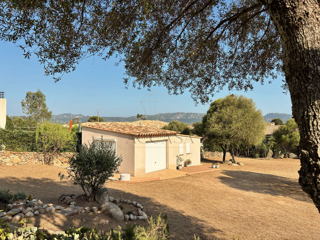 Maison individuelle 3 chambres - dépendance et double garage-  à Poghjala, commune de Figari - photo 9