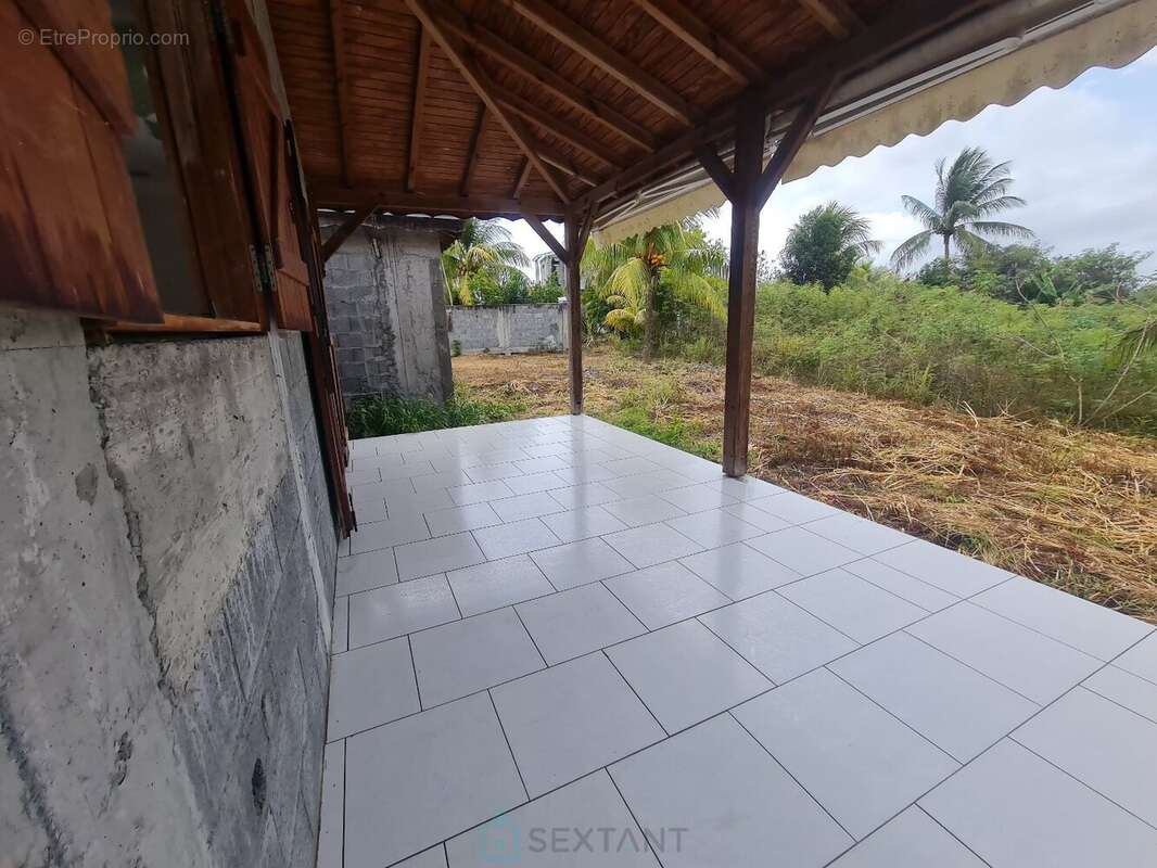 Maison inachevée de 92 m² à Le Moule sur un terrain de 900 m² - photo 4