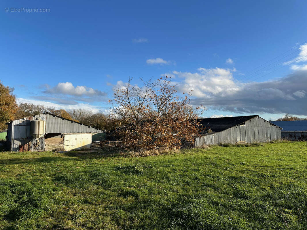 Parking à SAINT-LORMEL