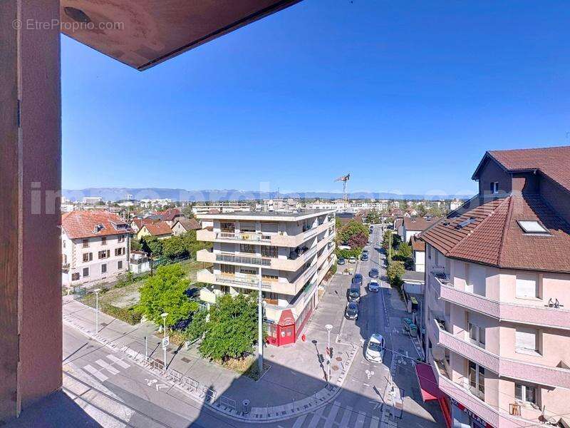 Appartement_T3_Ambilly_proche_frontière_Suisse_DOUANE_TRAM_CEVA_LEMAN_EXPRESS_GENEVE_VOIE_VERTE_secteur_calme_cuisine_moderne_équipée_ouverte_Séjour_Saleve_Vue_Dégagée - Appartement à AMBILLY