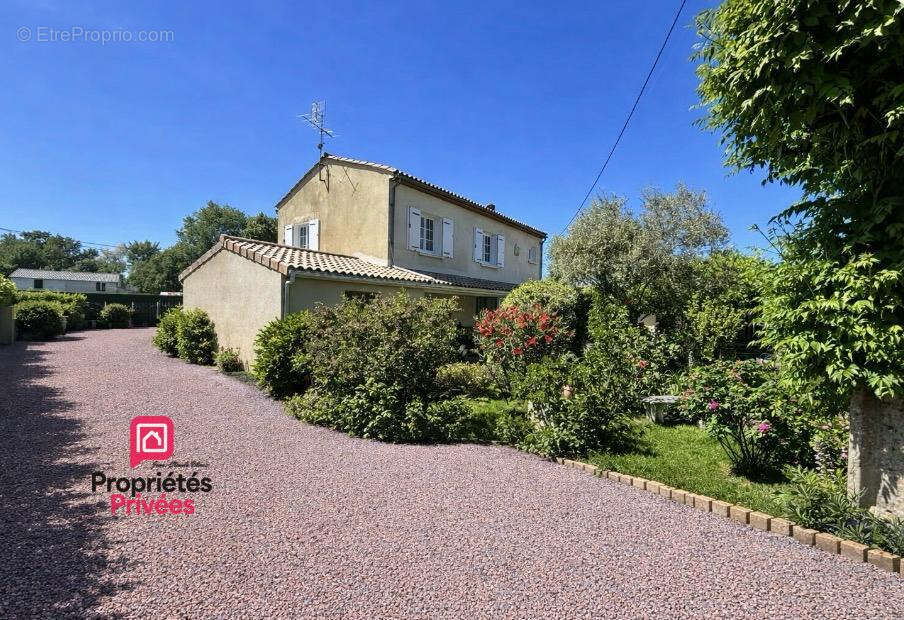 Tout proche de  Saint-André de Cubzac à Marsas - Maison Contemporaine R+1 de 135.60 m2 habitables sur un terrain clos d'environ  - photo 2
