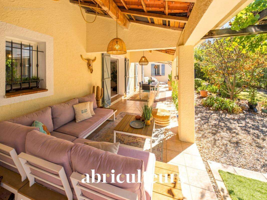 Propriété de 260 m² avec deux gîtes  labellisés 4 étoiles en vente à  Aups (83630) - photo 2