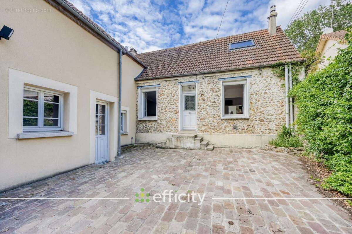 Maison à NEAUPHLE-LE-CHATEAU