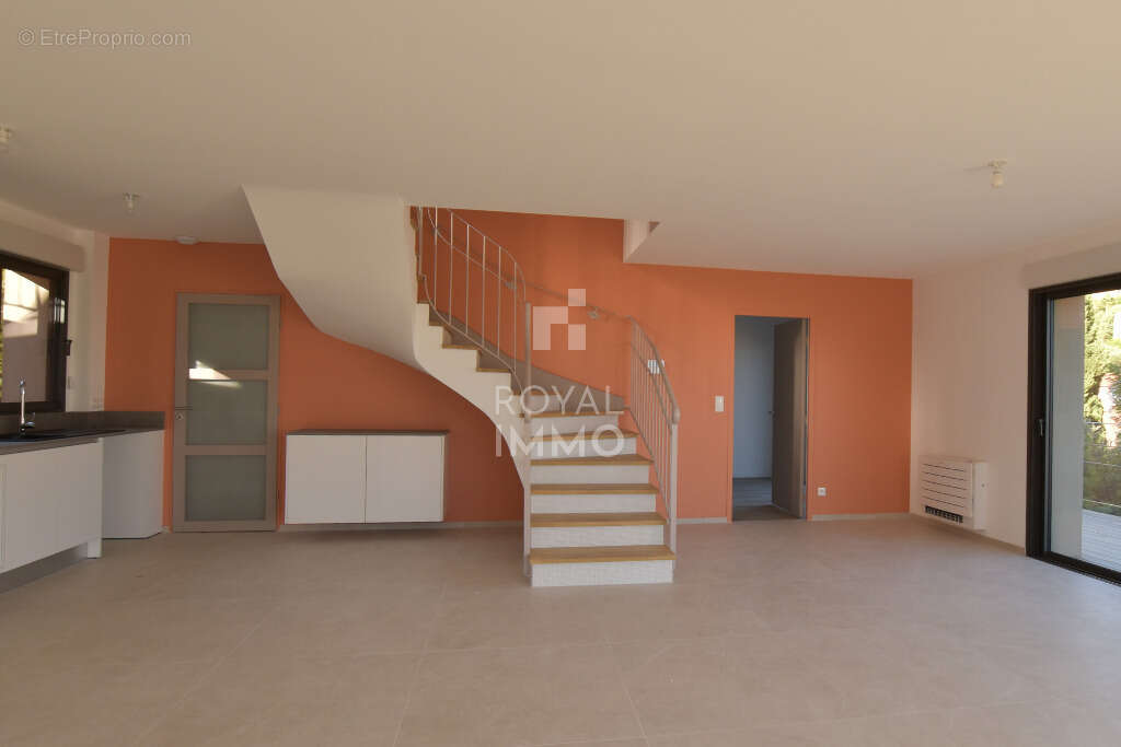 Villa neuve de 135 m2 avec vue mer, piscine, sur un terrain de 744 m2, garage et parking inclus - photo 8