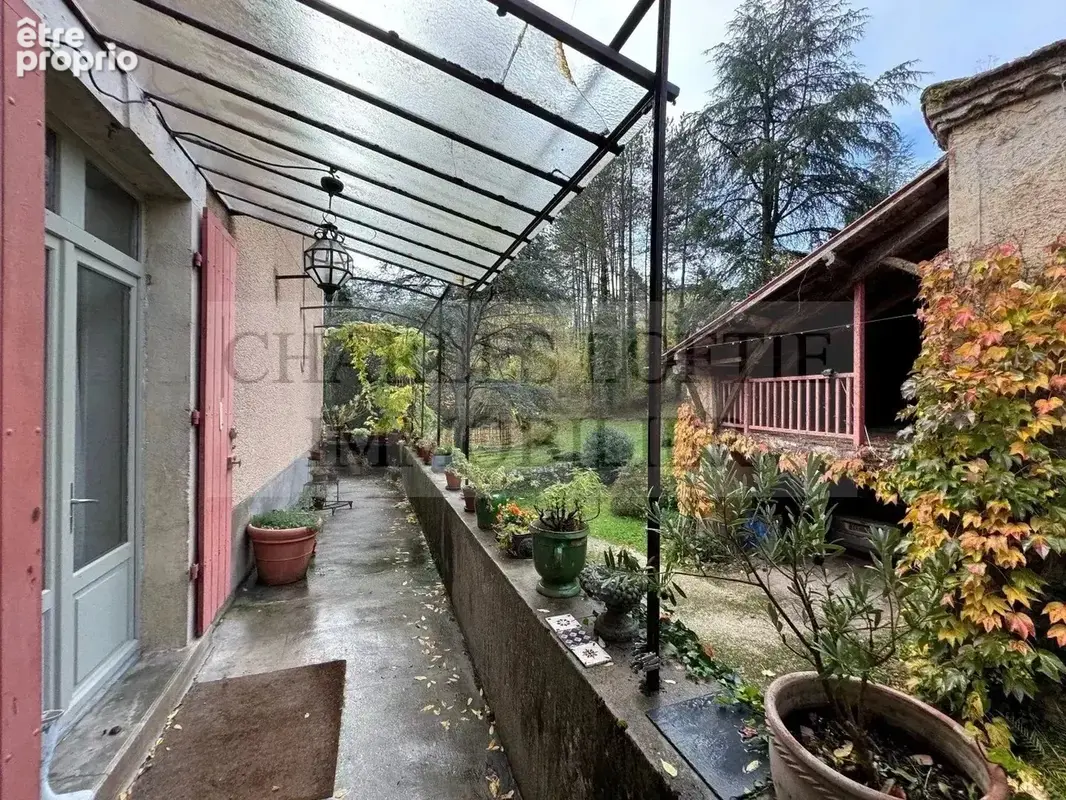 Imposante maison ancienne de caractère restaurée sur sous-sol avec dépendances, sur un terrain arboré de 3 782 m² - photo 13