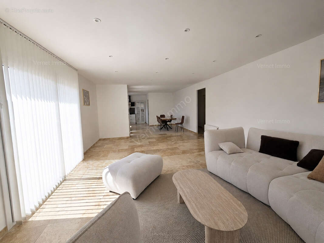 Maison 126 m² à Saint-Remy-En-Rollat  - photo 2