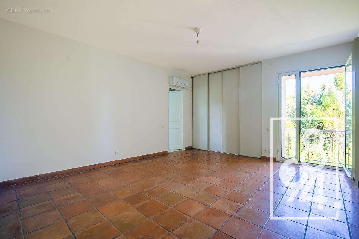 Maison à SAINT-CYR-SUR-MER