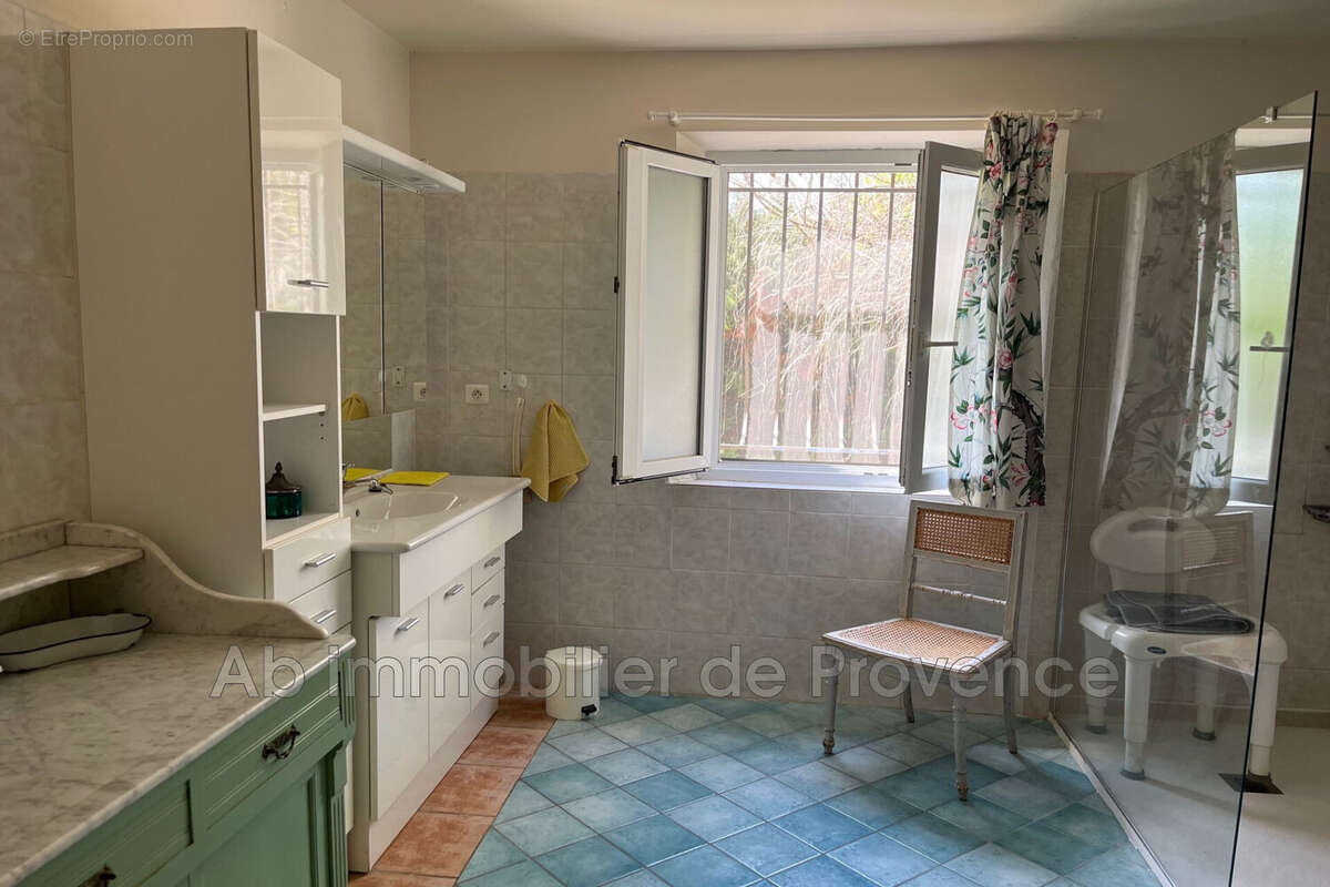 Maison 227 m² à Rognes  - photo 8