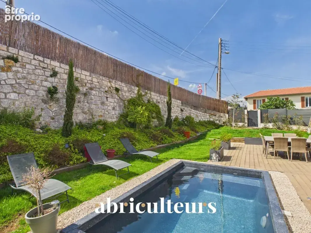 Maison familiale contemporaine de 120 m² de DPE A avec Mini-piscine éco en vente au Centre Saint-Laurent-du-Var (06700) - photo 5