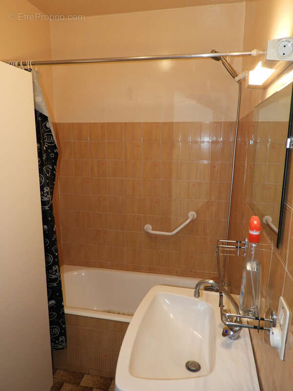 Studio avec balcon, cave et parking. - photo 4