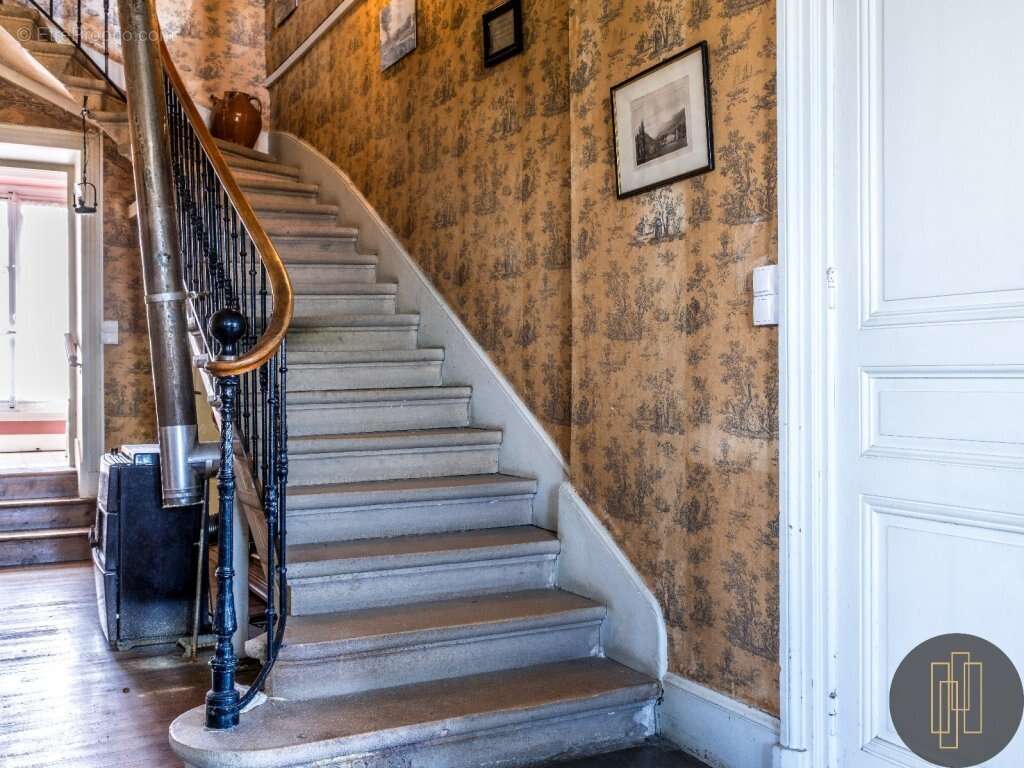 Maison à SAINT-ETIENNE-LA-VARENNE