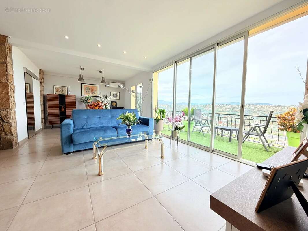 Appartement à SAINT-LAURENT-DU-VAR