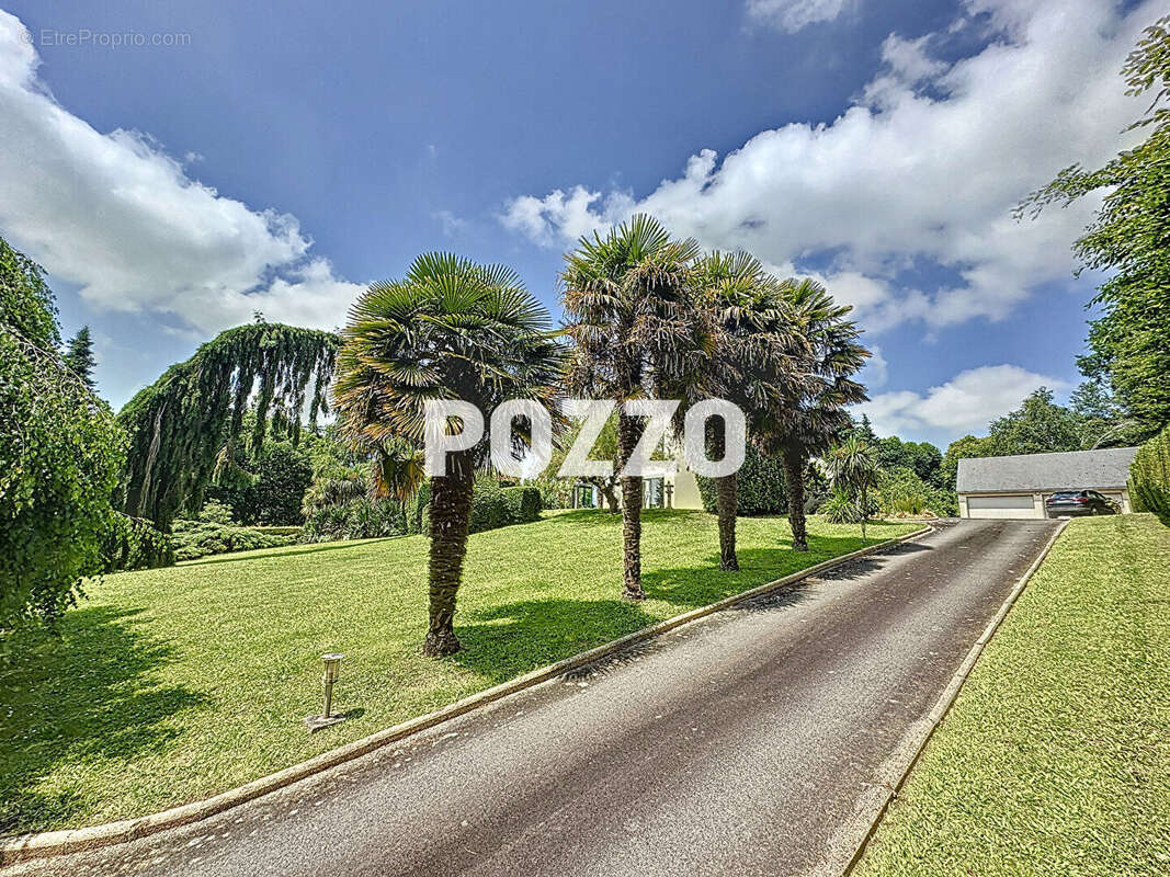A Vendre - AVRANCHES - Maison 7 pièce(s) 300 m² - Parc paysager - Piscine - Garage - photo 3