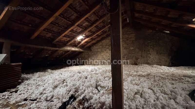 Bertrange - maison de ville de 95 m² avec 2 chambres, une terrasse ! fort potentiel ! - photo 13