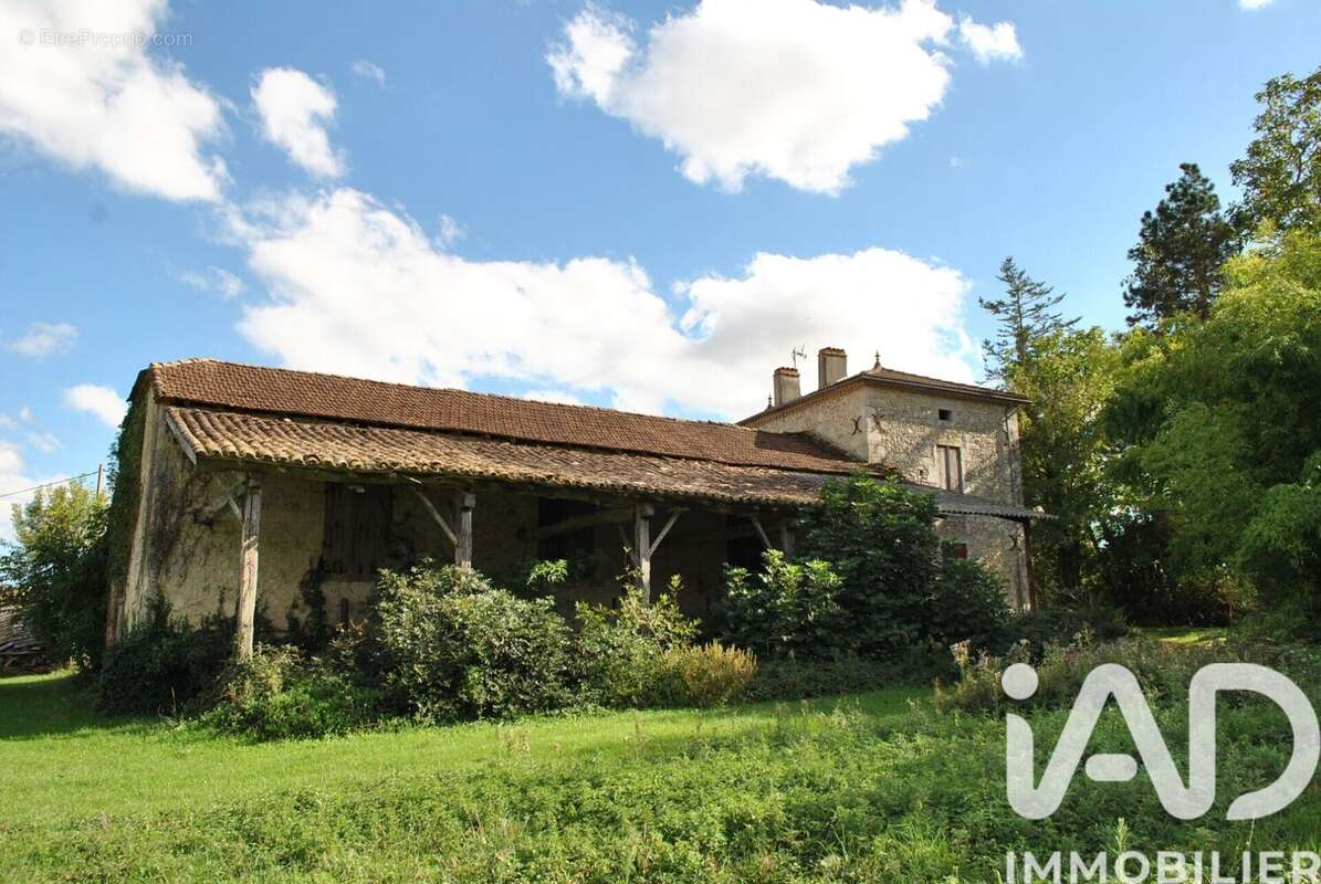 Maison 300 m² à Sempesserre  - photo 3