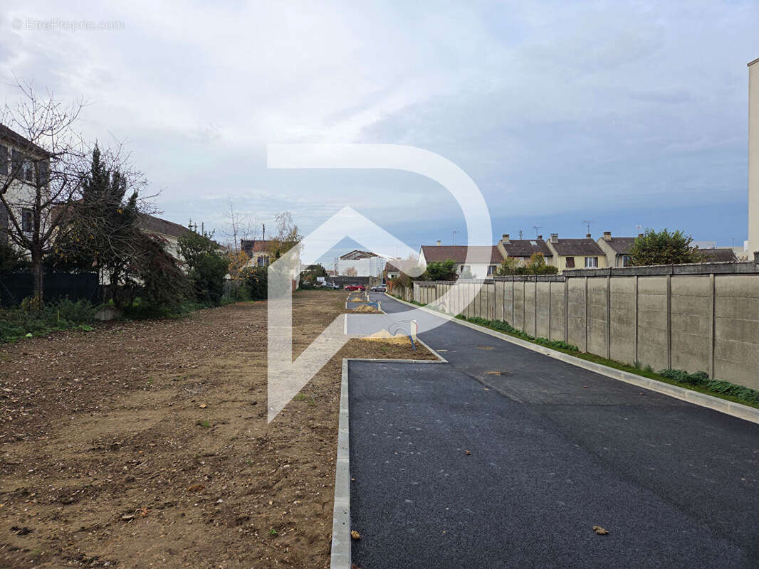 Terrain à MANTES-LA-VILLE