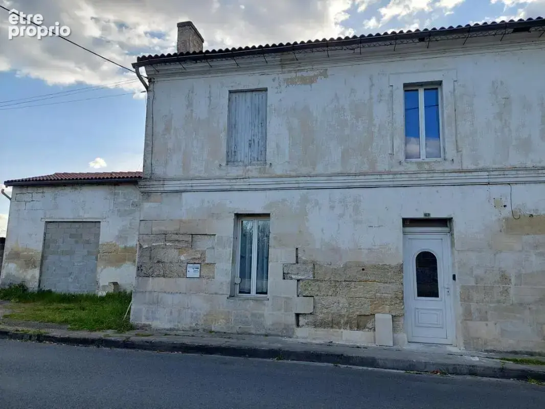 Maison à SAINT-MEDARD-DE-GUIZIERES