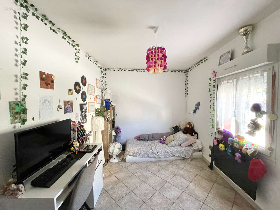 Appartement 4 pieces 108 m2 - etage 1/1 - photo 7