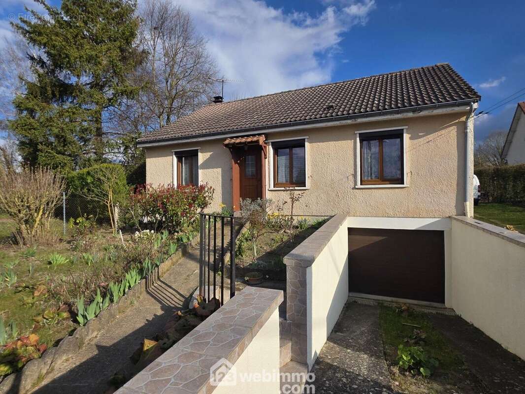 Sur sous-sol complet avec espace pour stationner vos véhicules et nombreux rangements - Maison à CORMICY