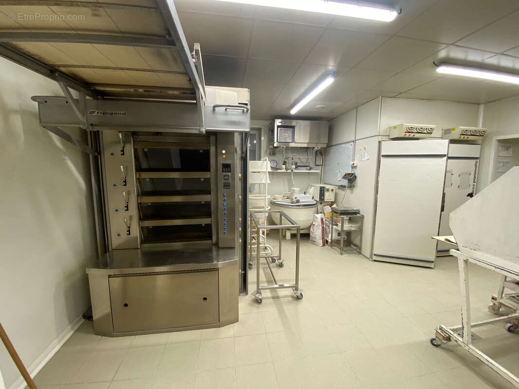 Commerce à CADEROUSSE